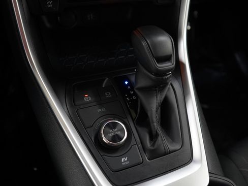 Used 2025 Toyota RAV4 XLE AWD/4WD image 22