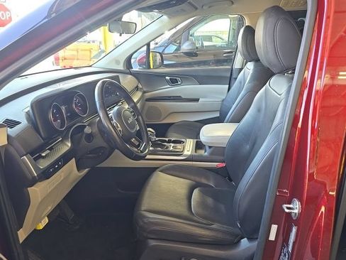 Used 2023 Kia Carnival LX FWD image 5