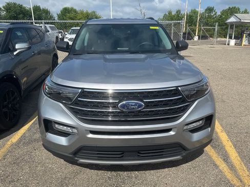 Used 2023 Ford Explorer XLT w/ Equipment Group 202A AWD/4WD image 29