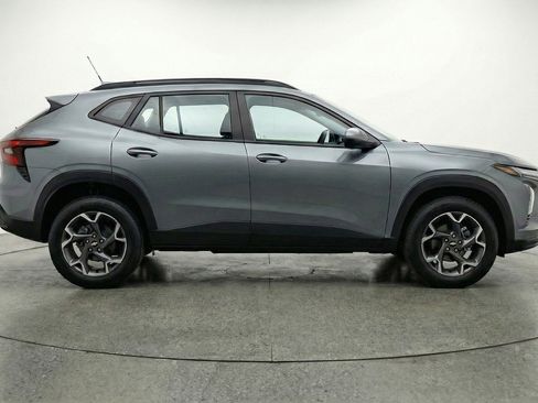 Used 2025 Chevrolet Trax LT w/ LT Convenience Package image 11