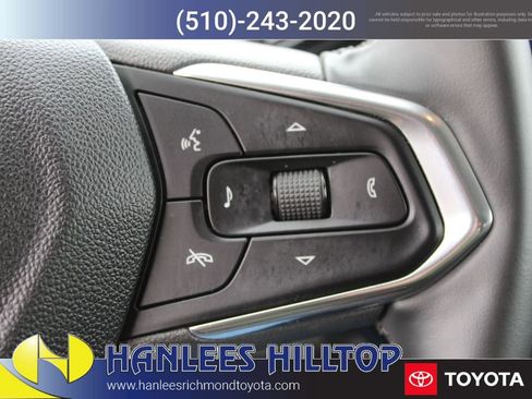 Used 2025 Chevrolet Trax LT w/ LT Convenience Package image 30