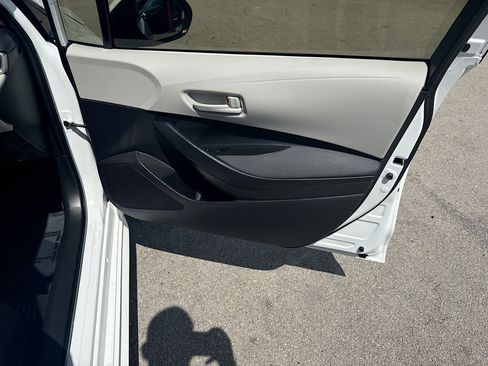 Used 2025 Toyota Corolla LE image 32