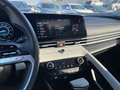 Used 2025 Hyundai Elantra Limited image 17