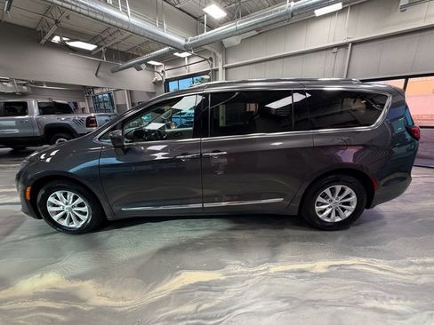 Used 2018 Chrysler Pacifica Touring-L Plus FWD image 35