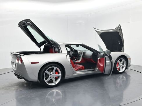 Used 2005 Chevrolet Corvette Coupe w/ Preferred Equipment Group RWD image 49