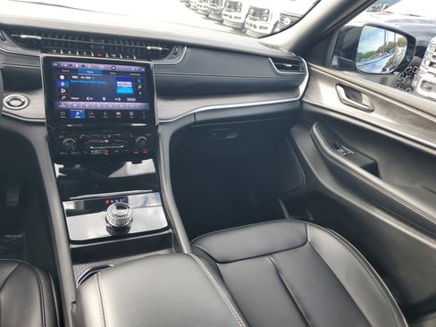 Used 2024 Jeep Grand Cherokee Limited w/ Black Appearance Package image 18