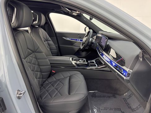 Used 2024 BMW 740i w/ Premium Package 2 RWD image 16