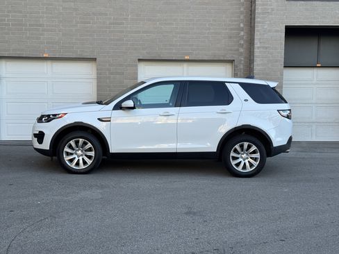 Used 2017 Land Rover Discovery Sport SE image 2