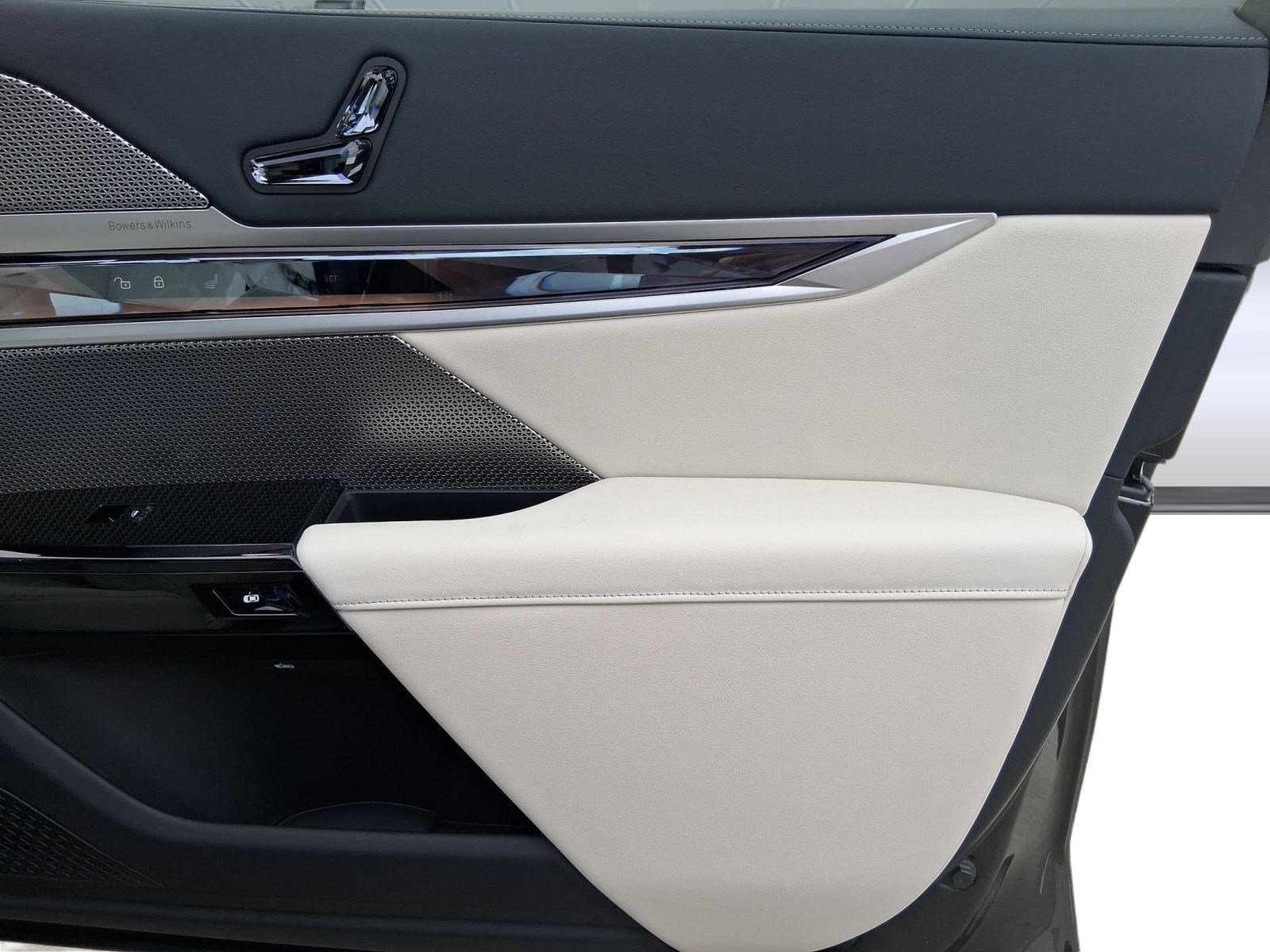 Used 2026 BMW i7 eDrive50 w/ M Sport Package RWD image 13