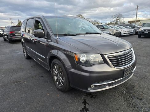 Used 2016 Chrysler Town & Country S w/ Driver Convenience Group image 7