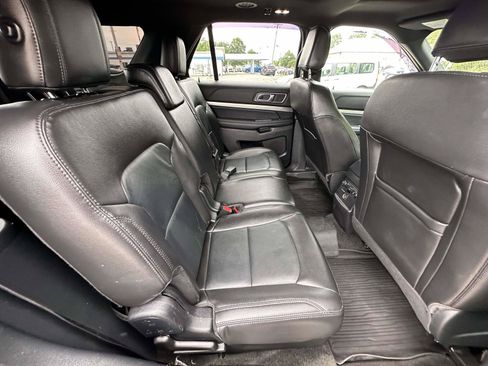 Used 2018 Ford Explorer XLT w/ Equipment Group 202A AWD/4WD image 28