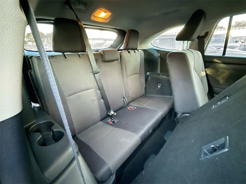 Used 2021 Toyota Highlander LE image 32