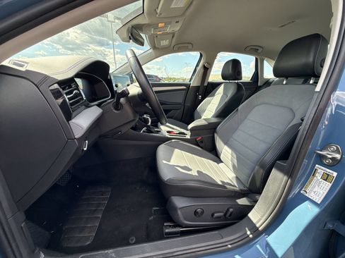 Used 2025 Volkswagen Jetta SE FWD image 12