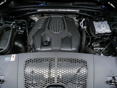 Certified 2026 Porsche Macan Turbo AWD/4WD image 33