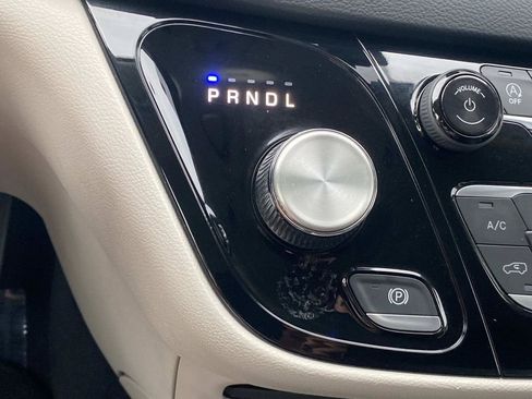 Used 2023 Chrysler Pacifica Touring-L FWD image 26