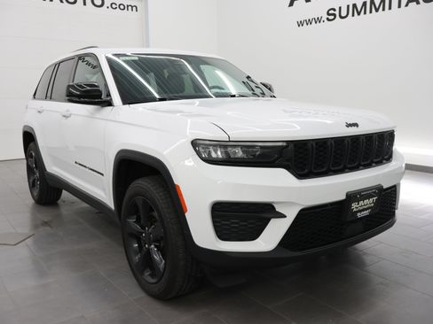 Used 2023 Jeep Grand Cherokee Altitude AWD/4WD image 2