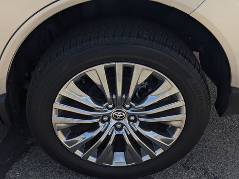 Used 2024 Toyota Venza Limited AWD/4WD image 7