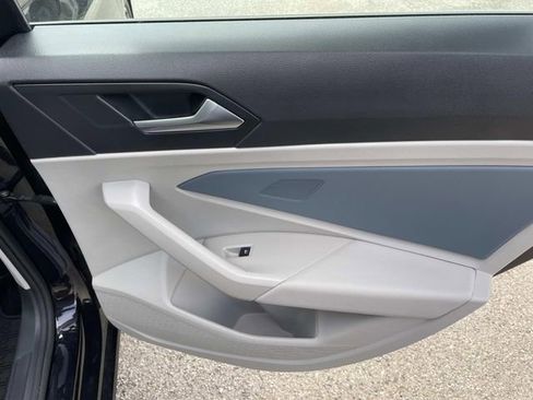 Used 2025 Volkswagen Jetta SE FWD image 25