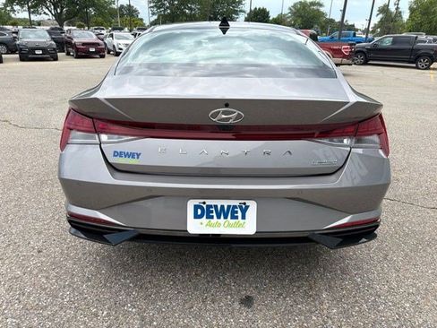 Used 2023 Hyundai Elantra Limited FWD image 4