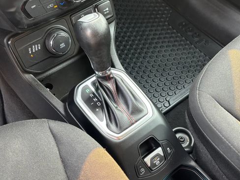 Used 2023 Jeep Renegade Latitude AWD/4WD image 18