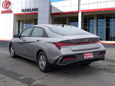 Used 2025 Hyundai Elantra SE FWD image 5