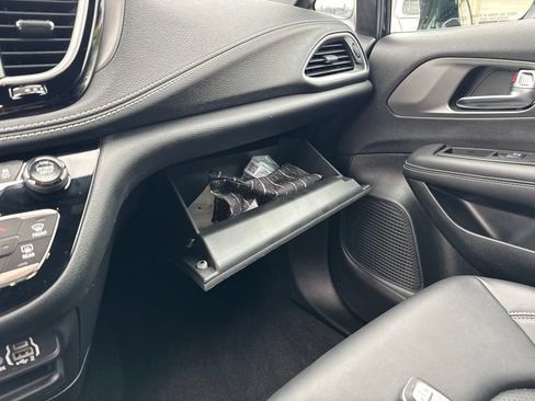 Used 2025 Chrysler Pacifica Select FWD image 25