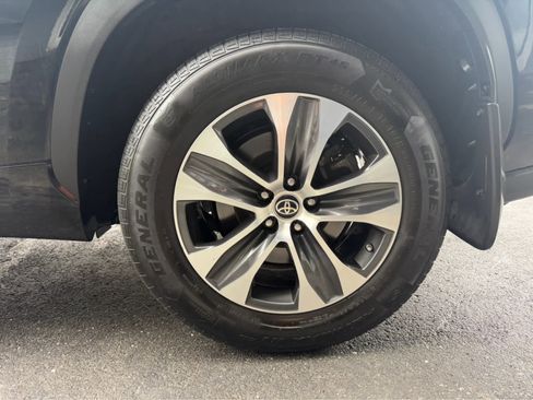 Used 2022 Toyota Highlander XLE AWD/4WD image 12