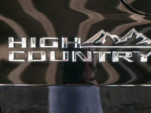 Used 2025 Chevrolet Suburban High Country AWD/4WD image 53
