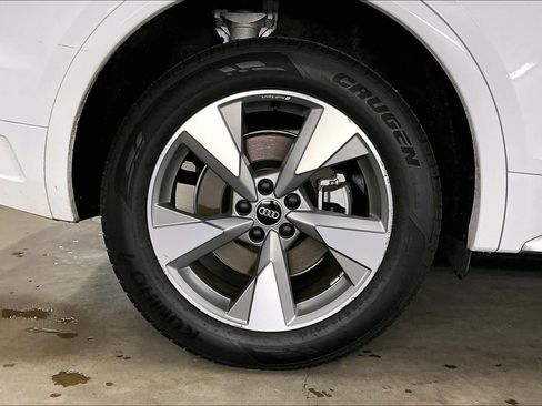 Used 2023 Audi Q5 2.0T Premium w/ Convenience Package image 12