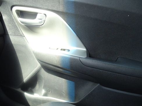 Used 2017 Kia Niro LX image 29