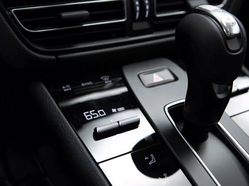 Certified 2025 Porsche Macan image 23