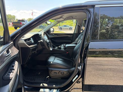 Used 2023 Jeep Grand Cherokee Limited AWD/4WD image 18
