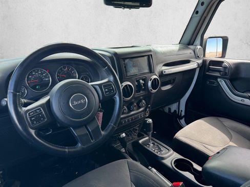 Used 2016 Jeep Wrangler Unlimited Rubicon w/ Connectivity Group AWD/4WD image 10