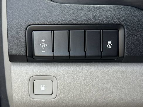Used 2021 Kia Sedona LX FWD image 23