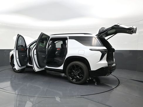 Used 2025 Chevrolet Traverse RS image 32