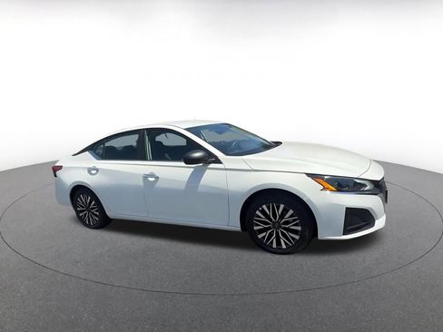 Used 2025 Nissan Altima 2.5 SV FWD image 2
