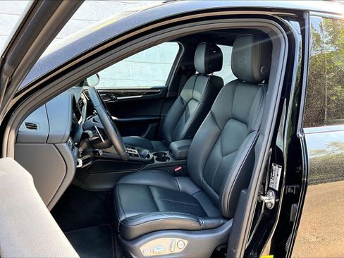 Certified 2026 Porsche Macan AWD/4WD image 5