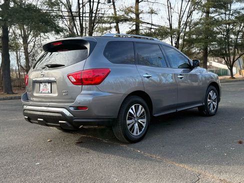 Used 2017 Nissan Pathfinder SV image 2