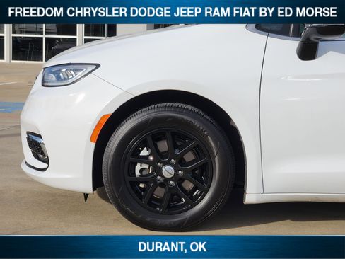 Used 2024 Chrysler Pacifica Touring-L image 7