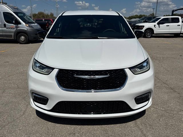 Used 2025 Chrysler Pacifica Select FWD image 2