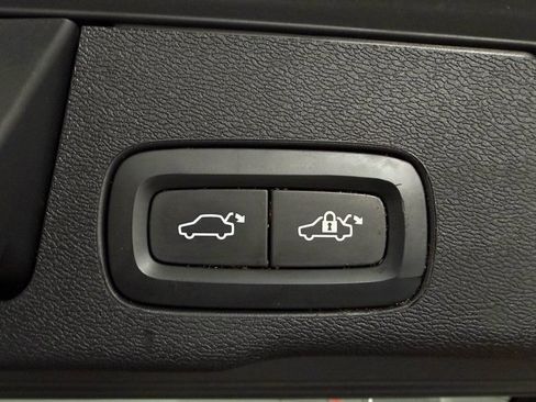 Used 2019 Volvo XC60 T6 Momentum w/ Premium Package AWD/4WD image 14