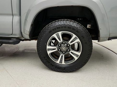 Used 2018 Toyota Tacoma TRD Sport image 9