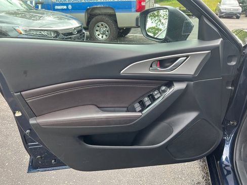 Used 2018 MAZDA MAZDA3 Touring FWD image 9