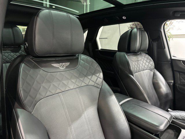 Used 2017 Bentley Bentayga AWD/4WD image 57
