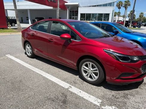 Used 2018 Chevrolet Cruze LT w/ LT Convenience Package FWD image 4