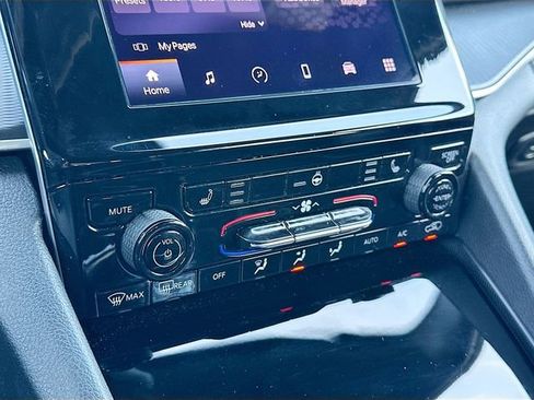 Used 2024 Jeep Grand Cherokee Altitude image 15