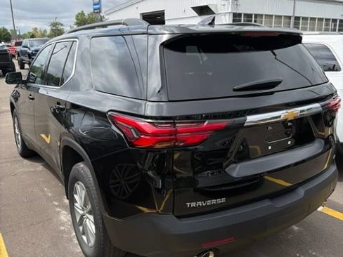 Used 2023 Chevrolet Traverse LT FWD image 4