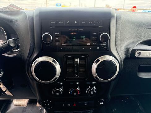 Used 2018 Jeep Wrangler Unlimited Rubicon w/ Connectivity Group image 18