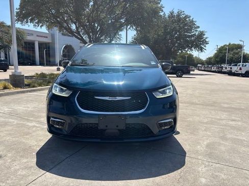Used 2025 Chrysler Pacifica Select FWD image 2
