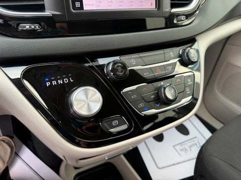 Used 2024 Chrysler Voyager LX FWD image 32